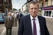 V.l.: Dr. George Bullard (Barry Jackson), DC Gail Stephens (Kirsty Dillon), DS Ben Jones (Jason Hughes), DCI Tom Barnaby (John Nettles) V.l.: Dr. George Bullard (Barry Jackson), DC Gail Stephens (Kirsty Dillon), DS Ben Jones (Jason Hughes), DCI Tom Barnaby (John Nettles)