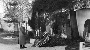 Adolf Hitler am Grab seiner Eltern auf dem Friedhof von Leonding bei Linz, 1941