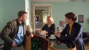 Lars Pöhlmann (Dominic Boeer, l.) und Karoline Joost (Nike Fuhrmann, r.) befragen die Besitzerin der Tanzschule, in der das Opfer als Tanzlehrer gearbeitet hat. Peggy Schön (Sonsee Neu, M.) gibt zu, dass der heißblütige Argentinier so mancher Frau den Kopf verdreht hat – sehr zum Unmut der anwesenden Ehemänner.