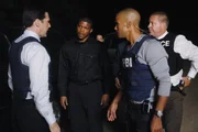 William Hightower (Sharif Atkins, 2.v.l.) hat alles gegeben, damit die Polizei endlich auf die verschwundenen Obdachlosen in Detroit aufmerksam geworden ist. Hotch (Thomas Gibson, l.), Morgan (Shemar Moore, 2.v.r.) und Officer Jeff Bedwell (John Lacy, r.) übernehmen die Ermittlungen und machen einen schockierenden Fund ... William Hightower (Sharif Atkins, 2.v.l.) hat alles gegeben, damit die Polizei endlich auf die verschwundenen Obdachlosen in Detroit aufmerksam geworden ist. Hotch (Thomas Gibson, l.), Morgan (Shemar Moore, 2.v.r.) und Officer Jeff Bedwell (John Lacy, r.) übernehmen die Ermittlungen und machen einen schockierenden Fund ...