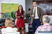 Als DS Cassell (Joséphine Jobert, 2.v.l.) und DI Parker (Ralf Little, 2.v.r.) die anderen Fallschirmspringer befragen, macht sie etwas nachdenklich. Um an Antworten zu kommen, müssen die Ermittler tiefer graben. Als DS Cassell (Joséphine Jobert, 2.v.l.) und DI Parker (Ralf Little, 2.v.r.) die anderen Fallschirmspringer befragen, macht sie etwas nachdenklich. Um an Antworten zu kommen, müssen die Ermittler tiefer graben.
