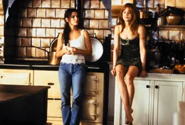 Auf den Hexenschwestern Sally (Sandra Bullock, l.) und Gillian (Nicole Kidman) lastet ein Fluch: Die M&auml;nner ihrer Wahl segnen rasch das Zeitliche.