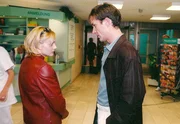 Dr. Kreutzer (Holger Daemgen) versucht Anke (Laura Schurk) zu überreden, sich mit ihrer schizophrenen Mutter auszusprechen.