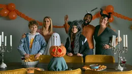 Axels Familie (Storm Exner Fjaestad, l., Marijana Jankovic, 2.v.l., Max Kaysen Hoyrup, 3.v.l.) und die von Esther (Katinka Evers-Jahsen, 3.v.r, Sami Darr, 2.v.r, Lise Baastrup ,r.) feiern zusammen Halloween.