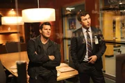 Booth (David Boreanaz, l.) und Sweets (John Francis Daley) vermuten, dass es sich bei dem Mörder von Deanna Barbieri um ein Mitglied einer sektenähnlichen Gruppe handelt. Booth (David Boreanaz, l.) und Sweets (John Francis Daley) vermuten, dass es sich bei dem Mörder von Deanna Barbieri um ein Mitglied einer sektenähnlichen Gruppe handelt.