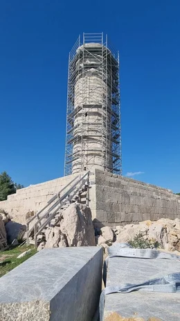 Ein Erdbeben mit anschlie&szlig;endem Tsunami hat den Leuchtturm von Patara im Mittelalter fast vollkommen zerst&ouml;rt. Doch die Bausteine blieben gr&ouml;&szlig;tenteils erhalten. Damit gl&uuml;ckt die 26,5 Meter hohe Rekonstruktion des Bauwerks, das Kaiser Nero einst errichten lie&szlig;.