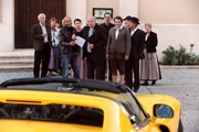 Pfarrer Kurz (Hans Stadlbauer) ist sprachlos, als ihm das geerbte Auto gebracht wird. Pfarrer Kurz (Hans Stadlbauer) ist sprachlos, als ihm das geerbte Auto gebracht wird.