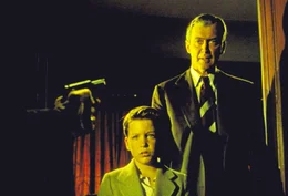 Als sein Sohn (Christopher Olsen, l.) entf&uuml;hrt wird, reist McKenna (James Stewart, r.) mit seiner Frau nach London und nimmt das Gesetz in seine eigenen H&auml;nde.