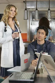 Der Wettstreit um den beliebtesten Arzt hält alle in Aufruhr: Elliott (Sarah Chalke, l.) und J.D. (Zach Braff, r.) beobachten gespannt, was sich Dr. Cox und Turk als nächstes einfallen lassen, um als Sieger hervorzugehen ...