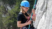 Lena liebt Berge über alles. Besonders das Klettern hat es ihr angetan. Seit einem Jahr engagiert sich die Zwölfjährige mehrmals pro Woche bei der Jugendbergwacht Bayern.