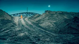 ORANGE (Ben Hucke) wandelt durch eine innerst&auml;dtische W&uuml;ste.