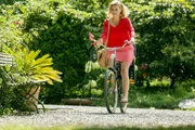 Conny (Annette Frier) muss in ihrer neuen Situation auf ein Auto verzichten und freundet sich nur widerwillig mit dem Fahrrad an. Conny (Annette Frier) muss in ihrer neuen Situation auf ein Auto verzichten und freundet sich nur widerwillig mit dem Fahrrad an.
