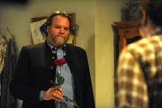 Benedikt Stadlbauer (Andreas Geiss) überrascht seine Moni.