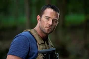 Sgt. Damien Scott (Sullivan Stapleton)