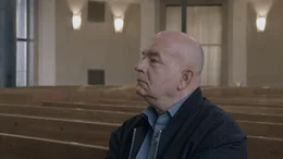 Protagonist Detlev Zander sitzt in der Kirche.