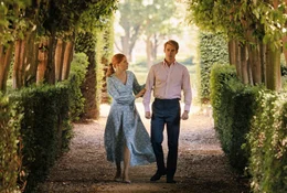 Ellie Bamber als Princess Bea und Nicholas Galitzine als Prince Henry