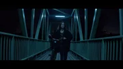 Lisa (Astrid Morberg) ist auf der Suche nach ihrem Bruder.