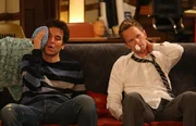 Als Barney (Neil Patrick Harris, r.) und Ted (Josh Radnor, l.) merken, dass die Geschichte mit Robin und Don etwas Ernstes ist, verspüren beide den dringenden Wunsch, Robin wiederzuhaben und streiten sich um sie wie zwei kleine Jungs um ein Spielzeug ...