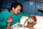 Werner Rautinger hat sich eine schwere Kopfverletzung zugezogen. Durch eine lebensgefährliche Operation könnte er unter Umständen aus dem Koma erwachen - doch seinem Lebensgefährten Michael Scholz (Karsten Doerr) fehlen für diese Entscheidung juristische Rechte.
