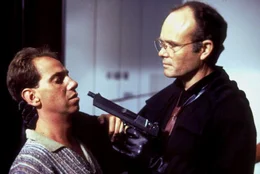 Clarence J. Boddicker (Kurtwood Smith, re.) hat einige Fragen an den Erfinder des Robocops, Robert Morton (Miguel Ferrer, li.) ...