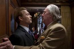 Als ihn Schulden dazu treiben, f&uuml;r Insepctor Martland zu arbeiten, versucht Mortdecai (Johnny Depp, l.) ausgerechnet bei Sir Graham (Michael Culkin, r.) an Information zu einem wertvollen Gem&auml;lde zu kommen. Doch dieser gibt sich wenig kooperativ ...