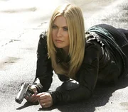 In Notwehr erschießt Calleigh Duquesne (Emily Procter) den Fahrer eines Wagens, der schließlich führerlos in ein Geschäft rast, wo es zu einem tragischen Unfall kommt ...