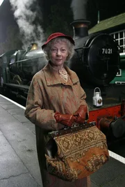 Agatha Christie's Marple Episode 3 - Two trains draw briefly alongside each other as they race past a country house; Miss Marple's friend Mrs McGillicuddy witnesses a man in a passing carriage strangling a mystery woman. Miss Marple ist &uuml;berzeugt, die Antwort liegt bei der ungl&uuml;cklichen Familie des Herrenhauses.