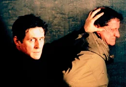 Der mysteri&ouml;se Mechaniker (Gabriel Byrne, li.) wei&szlig; sich zu wehren.