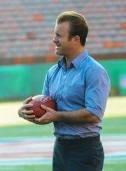 Es ist "Pro-Bowl"-Wochenende auf Hawaii und während Danny (Scott Caan) vom großen Spiel besessen ist, untersucht das Team mit der Hilfe eines Footballstars den Mord an einem Manager ...