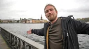 Valentin Rahmel alias Sarazar begibt sich mit seinen beiden Kumpels Benni und Max auf ein weiteres Roadtrip-Abenteuer. Sie reisen in Schweden von Stockholm bis zu den Nordlichtern nach Kiruna. - Sarazar in Stockholm.