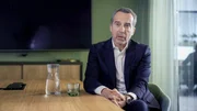 Damaliger ÖBB-Chef Christian Kern schildert im Interview wie Züge zum Transport der geflüchteten Menschen bereitgestellt wurden.
