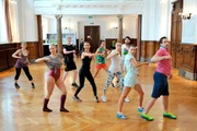 ARD VORSTADTWEIBER, neue Serie mit 10 Folgen, Folge 2 am Dienstag (05.05.15) um 21.00 Uhr im Ersten. Die "Vorstadtweiber" absolvieren ein strenges Fitnessprogramm.  v.l.n.r. Nicolette Huber (Nina Proll), Waltraud Steinberg (Maria Köstlinger), Maria Schneider (Gerti Drassl), Caroline Melzer (Martina Ebm), Marko (Nikolaus Barton) mit Komparsen (hintere Reihe).