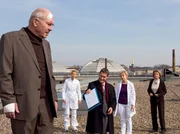 Der berühmte Schriftsteller Emil Lerchfeld (Otto Mellies, li.) steht mit der vermeintlichen Diagnose Alzheimer auf dem Klinikdach. Weder Dr. Kaminski (Udo Schenk, mi.), noch Barbara Grigoleit (Uta Schorn, re.) oder Oberschwester Ingrid (Jutta Kammann, hinten li.) schaffen es, Lerchfeld vom Rand des Daches zu bewegen. Erst als Dr. Kathrin Globisch (Andrea Kathrin Loewig, 2.v.re.) mit der neuen Diagnose schwarz auf weiß kommt, lässt sich Lerchfeld überzeugen.