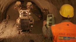 Bei der Arbeit in den dunklen Tunneln ist Vorsicht geboten: Die Bauwerke sind oft kilometerlang und teils unweit der Autobahn gelegen.