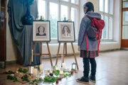 In Großstetten hat vor einem Jahr ein Amoklauf stattgefunden. Jetzt wird eine Feier vorbereitet, um den Opfern Marie und Annika zu gedenken. Für Maries kleine Schwester Freya (Kate?ina Anna Sou?ková) ist es ein besonders schwerer Tag. In Großstetten hat vor einem Jahr ein Amoklauf stattgefunden. Jetzt wird eine Feier vorbereitet, um den Opfern Marie und Annika zu gedenken. Für Maries kleine Schwester Freya (Kate?ina Anna Sou?ková) ist es ein besonders schwerer Tag.