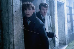 L-R: Newt Scamander (Eddie Redmayne) und Theseus Scamander (Callum Turner)