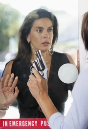 Susan (Teri Hatcher) macht sich große Sorgen um Julie, die von Carolyn Bigsby als Geisel genommen wurde.
