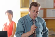 DI Jack Mooney (Ardal O'Hanlon) erkl&auml;rt den Ablauf des Mordes.