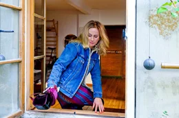 Die T&uuml;r ist abgeschlossen: Linda (Marlene Morreis) muss durch das Fenster klettern.