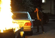 Flori (Tommy Schwimmer) alarmiert sofort die Kollegen von der Feuerwehr, als er den brennenden Anhänger entdeckt. Flori (Tommy Schwimmer) alarmiert sofort die Kollegen von der Feuerwehr, als er den brennenden Anhänger entdeckt.
