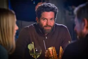Franz Hartl (Peter Ketnath, Mitte) wird von Anna Leitner (Bettina Lamprecht, links) und Stefan Schwab (Michael Kessler, rechts) über die neuesten Entwicklungen informiert. Franz Hartl (Peter Ketnath, Mitte) wird von Anna Leitner (Bettina Lamprecht, links) und Stefan Schwab (Michael Kessler, rechts) über die neuesten Entwicklungen informiert.