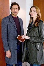 Detective Zach Nichols (Jeff Goldblum) und Detective Serena Stevens (Saffron Burrows) werden zum Fundort einer Leiche gerufen. Die Ermittler stehen vor einem R&auml;tsel: Der Leiche fehlen Arme, Beine und der Kopf!