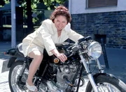 Gisi (Franziska Traub) auf 'ihrem' Schmuckstück. Wenn Horst es nicht mit viel Aufwand restauriert hätte, wäre es kein Pfennig wert.