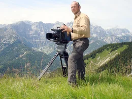 Universum "Im Reich der Hirsche". Von der Gro&szlig;wildfauna, die Mitteleuropa einst besiedelte, sind heute nur noch Reste verblieben. Neben dem Braunb&auml;ren in den Karpaten und in den Ostalpen, sowie dem Elch und dem noch in Polen vorkommenden Wisent, ist der Rothirsch die gr&ouml;&szlig;te und am weitesten verbreitete Wildtierart in Mitteleuropa. Diese Dokumentation wird ein neu geborenes Hirschkalb ein ganzes Jahr &uuml;ber begleiten und einmalige Einblicke in das Verhalten und den Lebensraum der stattlichen Tiere pr&auml;sentieren. Im Bild: Otmar Penker.