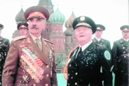 L-R: Commandant Rakov (Christopher Lee) und Commandant Lassard (George Gaynes)