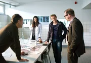 Das Ermittlerteam bei der Lagebesprechung. Spusi-Chef Horst Jordan (Hartmut Volle), Gerichtsmedizinerin Dr. Rhea Singh (Lale Yavas), KHK Franz Kappl (Maximilian Brückner) und KHK Stefan Deininger (Gregor Weber). (v.l.n.r.)