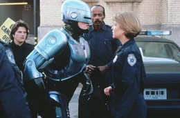 Das Nachfolgemodell entpuppt sich als kompromissloser Robocop (Peter Weller, l.). Schon bald zeigt sich, dass seine Kollegin Anne (Nancy Allen, r.) und er unterschiedliche Dienstauffassungen haben ...