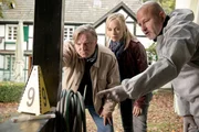 Direkt am Tatort hat der Kollege von der Spurensicherung (Steffen Gräbner, r) eine Blutspur an einem Schlauchhalter entdeckt und zeigt sie den Kommissaren Nadeshda Krusenstern (Friederike Kempter, M) und Frank Thiel (Axel Prahl, l).