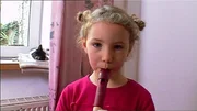 Fanny erklärt, wie man richtig Flöte spielt und gibt eine Kostprobe davon. Fanny erklärt, wie man richtig Flöte spielt und gibt eine Kostprobe davon.
