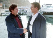 Dr. Stefan Frank (Sigmar Solbach, li.) lernt auf Mallorca Jan Fehrmann (Nick Wilder), Leiter der S.O.S. Barracuda, kennen.